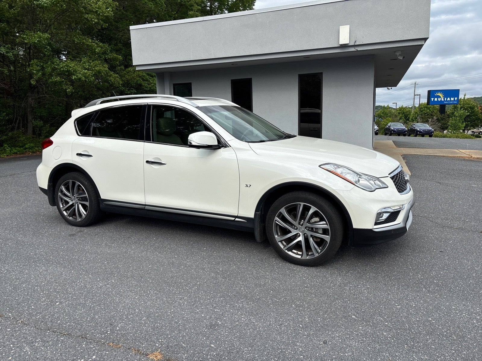 2016 INFINITI QX50 AWD 4dr